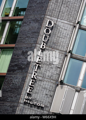 AMSTERDAM, NIEDERLANDE - 01. MAI 2018: Schild für Double Tree Hotel by Hilton in Stockfoto