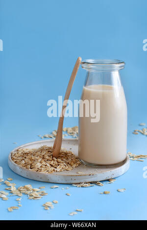 Vegan Hafermilch, Molkerei alternative Milch auf einem hellblauen Hintergrund Stockfoto