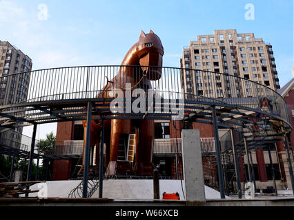 Eine 10 Meter hohe hölzerne Nachbildung des Trojanischen Pferdes ist auf Anzeige in der Nähe einer Wohngegend in Shenyang City, im Nordosten der chinesischen Provinz Liaoning, 4. Juli Stockfoto