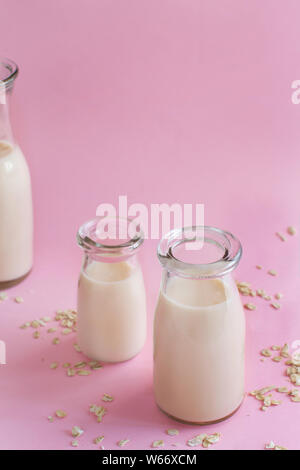 Vegan Hafermilch, Molkerei alternative Milch auf einem rosa Hintergrund Stockfoto