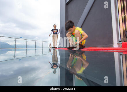 Touristen genießen die Landschaft auf der 99 Meter hohen gläsernen Turm an der Lushan Xihai scenic Spot in Conghua City, der ostchinesischen Provinz Jiangxi, 8 Ju Stockfoto