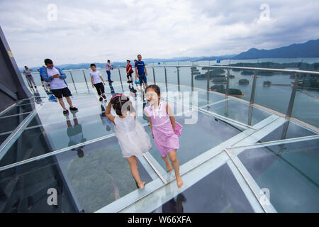 Touristen genießen die Landschaft auf der 99 Meter hohen gläsernen Turm an der Lushan Xihai scenic Spot in Conghua City, der ostchinesischen Provinz Jiangxi, 8 Ju Stockfoto