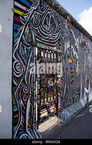 Restliche Abschnitt der Berliner Mauer, mit Graffiti Stockfoto