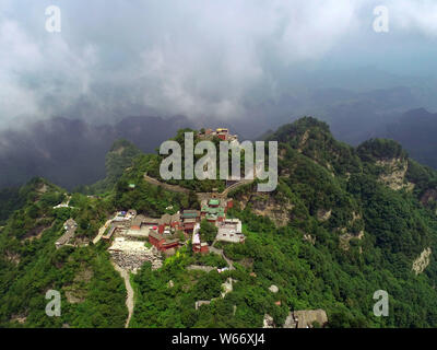 Luftaufnahme von Wudang Berg (Berg Wudang oder Wudangshan Berge) durch Nebel und Wolken in der bezirksfreien Stadt umgeben, die Zentrale China Provinz Hubei, 23 J Stockfoto