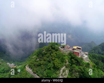 Luftaufnahme von Wudang Berg (Berg Wudang oder Wudangshan Berge) durch Nebel und Wolken in der bezirksfreien Stadt umgeben, die Zentrale China Provinz Hubei, 23 J Stockfoto