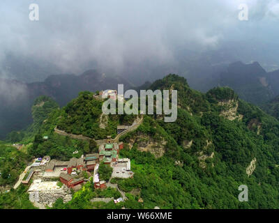 Luftaufnahme von Wudang Berg (Berg Wudang oder Wudangshan Berge) durch Nebel und Wolken in der bezirksfreien Stadt umgeben, die Zentrale China Provinz Hubei, 23 J Stockfoto