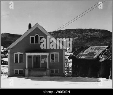 Landaff, Grafton County, New Hampshire. Landaff's Town Gebäude ist neu, aber der Wagenschuppen ori ist. . .; Umfang und Inhalt: Die Bildunterschrift lautet wie folgt: Landaff, Grafton County, New Hampshire. Landaff's Town Gebäude ist neu, aber der Wagenschuppen ist original. Hier Stadt Treffen finden einmal jährlich statt. Das Grange und die epworth Liga treffen sich zwei Wochen in seinem Zimmer, das mit einer Bühne einmal oder zweimal im Jahr für lokale Talente spielt verwendet ausgestattet ist. Alle Tänze muss hier angegeben werden; Nirgendwo sonst würde es Platz genug sein. Neben dem Hauptraum, der Gebäude enthält eine sehr große Dini Stockfoto