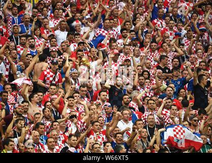 Kroatische Fans jubeln Unterstützung für ihr Team im letzten Spiel gegen Frankreich bei der Fußball-WM 2018 in Moskau, Russland, 15. Juli 2018 zu zeigen. Stockfoto