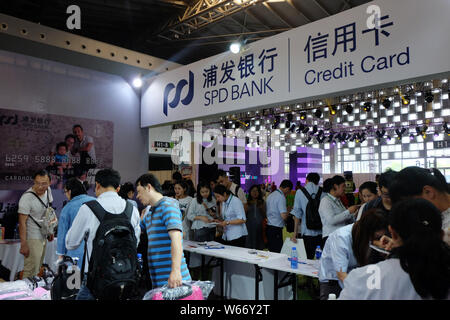 ---- Leute besuchen Sie den Stand von Shanghai Pudong Development Bank (SPD) während einer Ausstellung in Shanghai, China, 10. Juni 2018. Shanghai Pudong Stockfoto