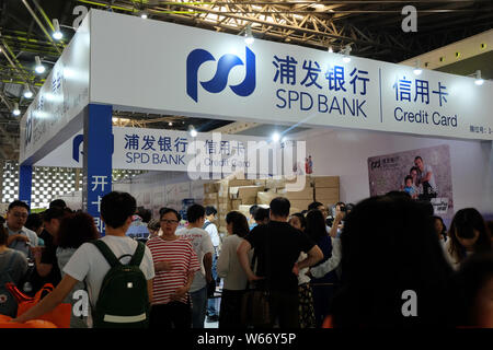---- Leute besuchen Sie den Stand von Shanghai Pudong Development Bank (SPD) während einer Ausstellung in Shanghai, China, 10. Juni 2018. Shanghai Pudong Stockfoto