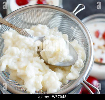 Kefir Körner und fermentierte Getränke kefir Nahaufnahme Stockfoto