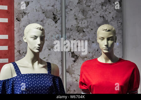 Zwei weibliche Schaufensterpuppen in einem Schaufenster. Stockfoto