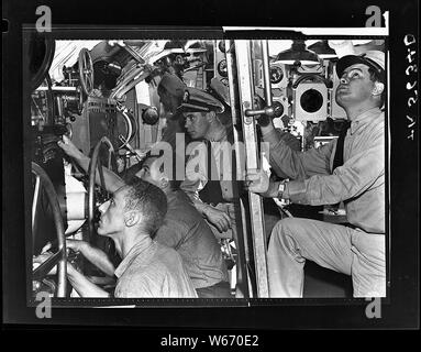 Lcdr. John R. Madison bereitet auf Submarine Base New London, Connecticut zu gehen, Leiter vom Kontrollraum von USS Muskallunge (SS 262). Leutnant William B. Robb ist an seiner Station. Stockfoto