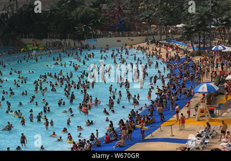 Chinesische Urlauber eine Menge Wasser Park weg auf einem heißen Tag in Chengdu City zu kühlen, im Südwesten Chinas Provinz Sichuan am 22. Juli 2018. Chengdu M Stockfoto