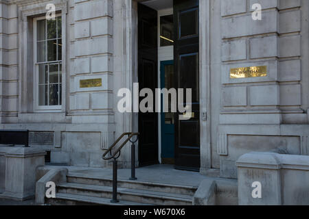 Eingang Regierung Gebäude und Cabinet Office in Whitehall, London, UK. Stockfoto