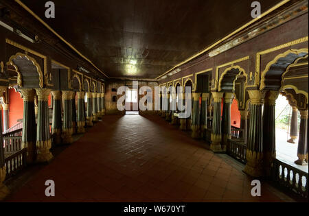 Tipu Sultan's Summer Palace, in Bangalore, Indien, ist ein Beispiel für Indo-Islamic Architektur, der Sommerresidenz der Mysorean Herrschers Tipu Sultan. Stockfoto