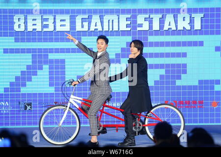 Chinesische Schauspieler und Sänger Han Geng, Links, und japanische Schauspieler und Sänger Tomohisa Yamashita, weithin auch bekannt als Yamapi, besuchen eine Pressekonferenz für Stockfoto