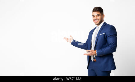 Positive arabischen Geschäftsmann Präsentieren oder Ihnen etwas auf Palm, isoliert Stockfoto