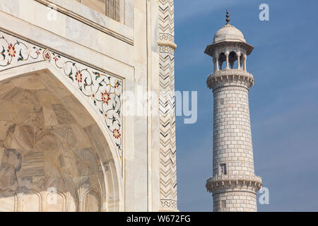 Blick auf einen der vier Minarette, die die wichtigsten Grab des Taj Mahal in Agra, Indien gelegen umgeben. Stockfoto