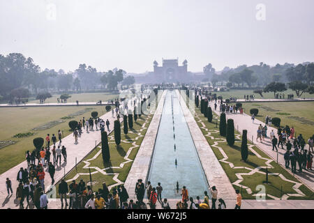 Panorama der Große Tor von Taj Mahal in Agra, Indien. Mughal Garten mit Pool in der Mitte der Innenseite Taj Mahal komplex. Teil des UNESCO-Welterbe Stockfoto