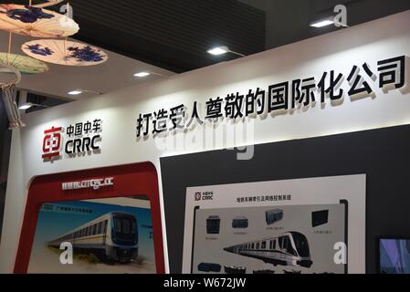 ---- Blick auf den Stand von Crrc (China Eisenbahnrollmaterial Corp Ltd) während einer Ausstellung in Kunming, Provinz Yunnan im Südwesten Chinas, 18 J Stockfoto