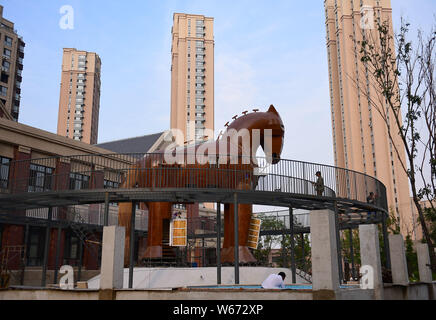 Eine 10 Meter hohe hölzerne Nachbildung des Trojanischen Pferdes ist auf Anzeige in der Nähe einer Wohngegend in Shenyang City, im Nordosten der chinesischen Provinz Liaoning, 4. Juli Stockfoto