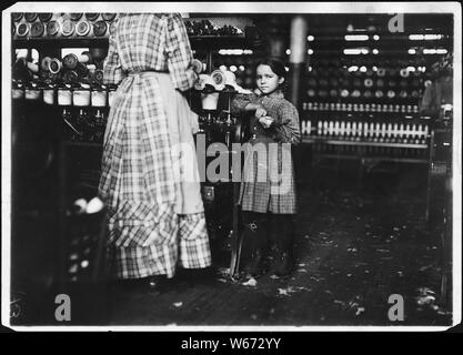 Wenig Fannie, 7 Jahre alt, 48 Zoll hoch, hilft Schwester in Elk Cotton Mill. Ihre Schwester sagte, ja sie hilft mir recht smart. Nicht den ganzen Tag aber alles was sie können. Ja Sie begann mit mir zu 6 Diese Mornin'. Diese beiden gehören zu einer Familie mit 19 Kindern. Fayetteville, Tenn. Stockfoto