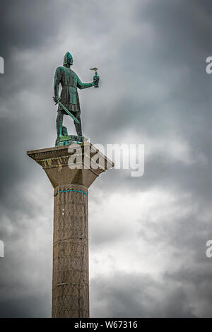 Die 18-m-Statue von Olav Tryggvason ist auf ein Obelisk montiert. Es steht im Zentrum der Stadt an der Kreuzung der beiden wichtigsten Stockfoto