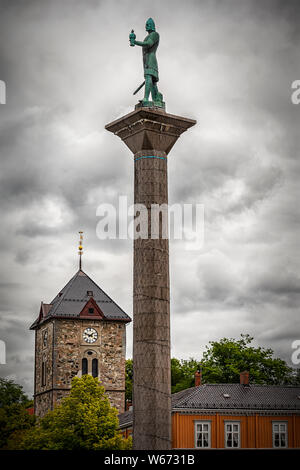 Die 18-m-Statue von Olav Tryggvason ist auf ein Obelisk montiert. Es steht im Zentrum der Stadt an der Kreuzung der beiden wichtigsten Stockfoto