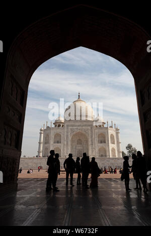 Das Majestic Taj Mahal von der Innenseite des Kau Verbot Moschee, ein Ort der Versammlung für Sonnenanbeter Stockfoto