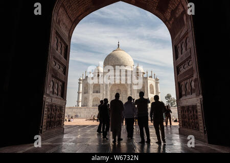 Das Majestic Taj Mahal von der Innenseite des Kau Verbot Moschee, ein Ort der Versammlung für Sonnenanbeter Stockfoto