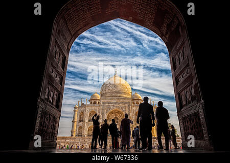 Das Majestic Taj Mahal von der Innenseite des Kau Verbot Moschee, ein Ort der Versammlung für Sonnenanbeter Stockfoto