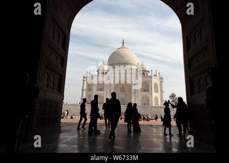 Das Majestic Taj Mahal von der Innenseite des Kau Verbot Moschee, ein Ort der Versammlung für Sonnenanbeter Stockfoto