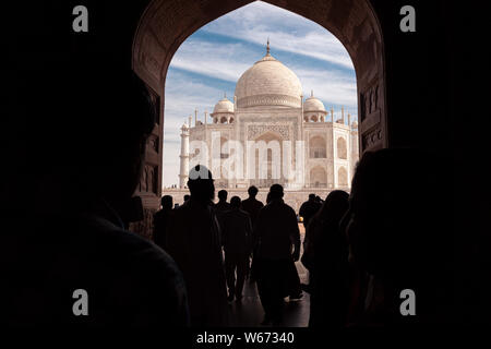 Das Majestic Taj Mahal von der Innenseite des Kau Verbot Moschee, ein Ort der Versammlung für Sonnenanbeter Stockfoto