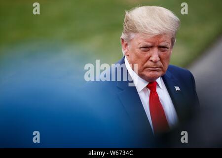 (190731) - Peking, 31. Juli 2019 (Xinhua) - US-Präsident Donald Trump reagiert auf Reporter vor dem Verlassen des Weißen Hauses in Washington D.C. am 24. Juli 2019. Trump ein Veto gegen die Beschlüsse des Kongresses, dass die Bemühungen der Trumpf administration Waffen zu Saudi-Arabien und die Vereinigten Arabischen Emirate zu verkaufen zu blockieren wollen. (Foto von Ting Shen/Xinhua) Stockfoto