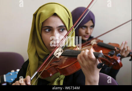 (190731) - Peking, 31. Juli 2019 (Xinhua) - die jemenitischen Studenten Spielen der Violine während einer Musik Klasse im Kulturzentrum in Sanaa, Jemen, 24. Juli 2019. (Foto von Mohammed Mohammed/Xinhua) Stockfoto