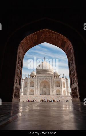 Das Majestic Taj Mahal von der Innenseite des Kau Verbot Moschee, ein Ort der Versammlung für Sonnenanbeter Stockfoto