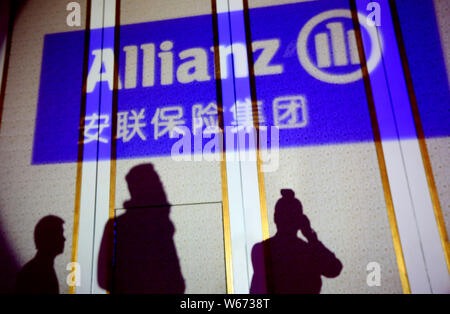 ---- Ein Logo der Allianz abgebildet ist bei der feierlichen Unterzeichnung der Allianz, Baidu und Hillhouse Kapital gemeinsam ein Internet Versicherung etablieren c Stockfoto
