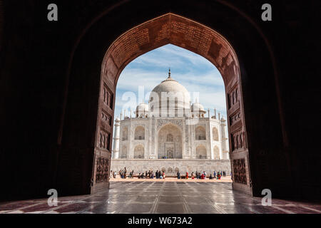 Das Majestic Taj Mahal von der Innenseite des Kau Verbot Moschee, ein Ort der Versammlung für Sonnenanbeter Stockfoto