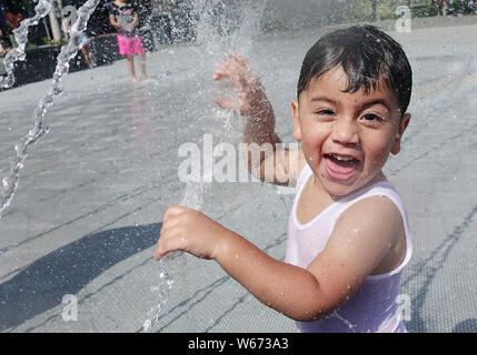 Peking, USA. 20. Juli 2019. Ein Kind kühlt sich an einem Brunnen in Washington, DC, USA, am 20. Juli 2019. Quelle: Liu Jie/Xinhua/Alamy leben Nachrichten Stockfoto