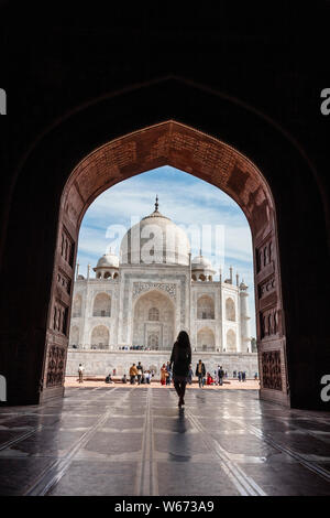 Das Majestic Taj Mahal von der Innenseite des Kau Verbot Moschee, ein Ort der Versammlung für Sonnenanbeter Stockfoto