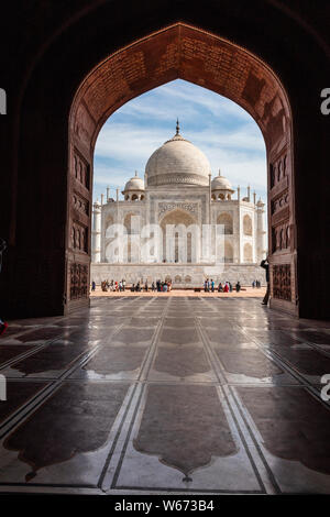 Das Majestic Taj Mahal von der Innenseite des Kau Verbot Moschee, ein Ort der Versammlung für Sonnenanbeter Stockfoto