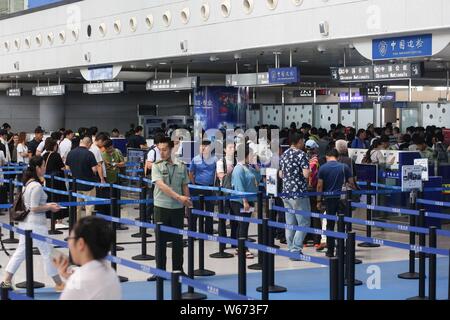 ------ Chinesische Bürger, die im Ausland für Einwanderung Inspektion Warteschlange, die von den Offizieren des Präsidiums der Ausreise und Einreise Administration an der Th zu reisen Stockfoto