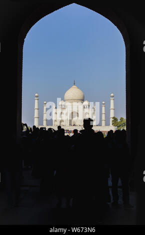 Das Majestic Taj Mahal von der Innenseite des Kau Verbot Moschee, ein Ort der Versammlung für Sonnenanbeter Stockfoto