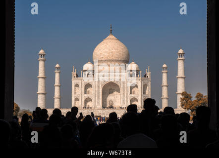 Das Majestic Taj Mahal von der Innenseite des Kau Verbot Moschee, ein Ort der Versammlung für Sonnenanbeter Stockfoto