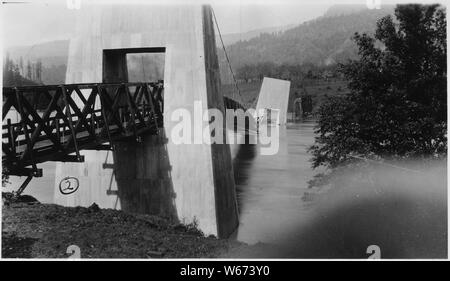 Suchen nordwestlich von South Bank. Restlichen Norden Ansatz zeigt relative Verschiebung hinter Pier C. Wasser kurz nach Hochwasser Höhe.; Umfang und Inhalt: Angess Brücke über Rogue River in Siskiyou National Forest. Stockfoto