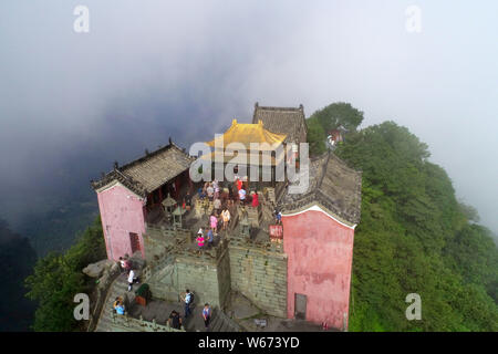 Luftaufnahme von Wudang Berg (Berg Wudang oder Wudangshan Berge) durch Nebel und Wolken in der bezirksfreien Stadt umgeben, die Zentrale China Provinz Hubei, 23 J Stockfoto