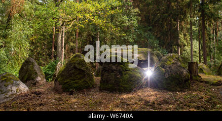 Sachsen-anhalt, Deutschland. Juli 31, 2019. Blick auf den Stein Grabkammer des Königsgrabes", wurde von Menschen Der trichterbecher Kultur dort Bestattungen durchführen. Das helle Licht kommt aus einer Flash-up von dem Fotografen. In Zukunft wird die Megalith Route Altmark führt vorbei am Grab und Touristen anziehen in der nordwestlichen Altmark. Ursprünglich war geplant, die 40 Kilometer lange Strecke im kommenden Frühjahr beginnen, benötigt aber immer noch Zeit für die Entwicklung. Die Dichte der Steinblöcke, auch als Hünengrab, ist besonders hoch in der Altmark Landkreis Salzwedel. Stockfoto