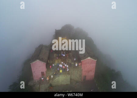 Luftaufnahme von Wudang Berg (Berg Wudang oder Wudangshan Berge) durch Nebel und Wolken in der bezirksfreien Stadt umgeben, die Zentrale China Provinz Hubei, 23 J Stockfoto