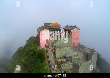 Luftaufnahme von Wudang Berg (Berg Wudang oder Wudangshan Berge) durch Nebel und Wolken in der bezirksfreien Stadt umgeben, die Zentrale China Provinz Hubei, 23 J Stockfoto